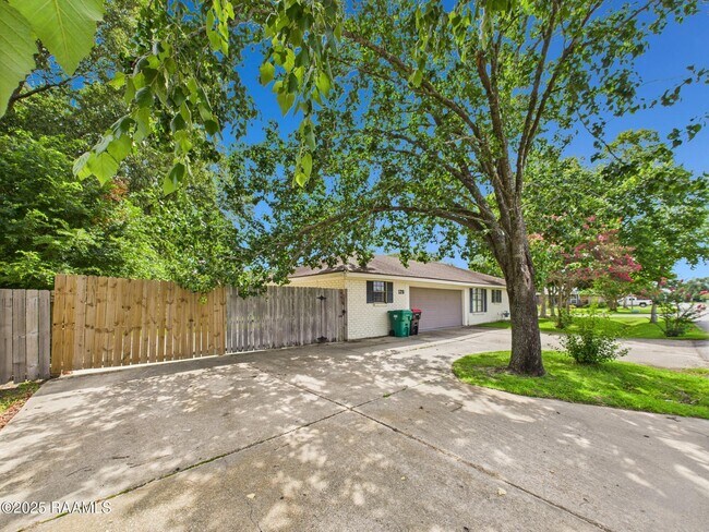 Building Photo - 128 Pigeon Loop