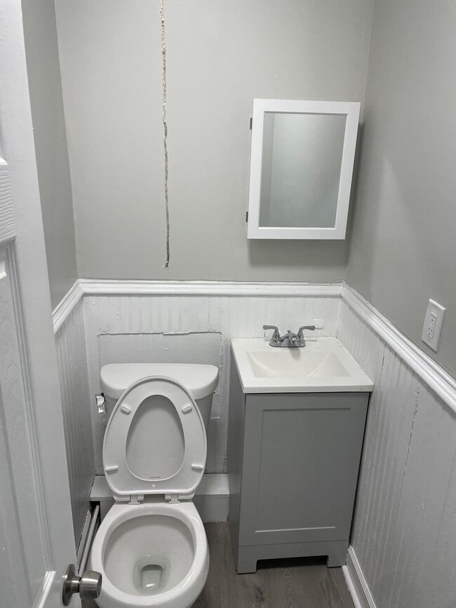 Building Photo - Fully renovated 6 bedroom single family ho...