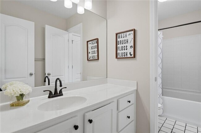 Building Photo - 8205 Applewood Ct