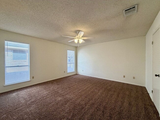 Building Photo - Duplex