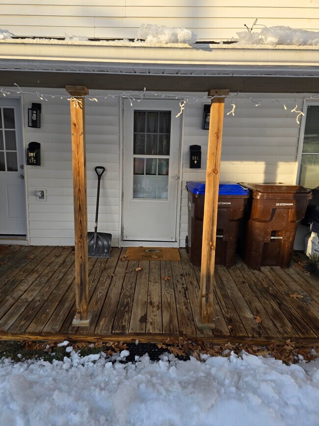 Building Photo - Bank Street