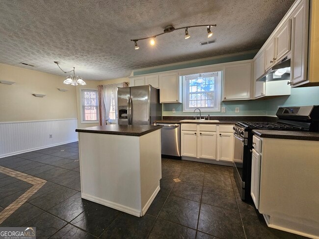 Building Photo - 611 Lora Smith Rd