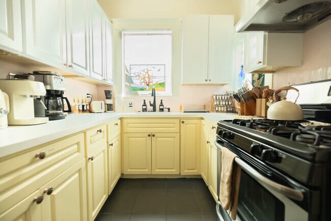 Building Photo - 1107 Broadway-SI ID1309749P