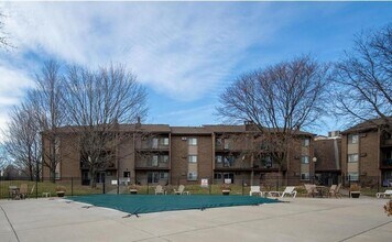 Building Photo - Spacious 2 bedroom, 1 Bath Condo in the Co...