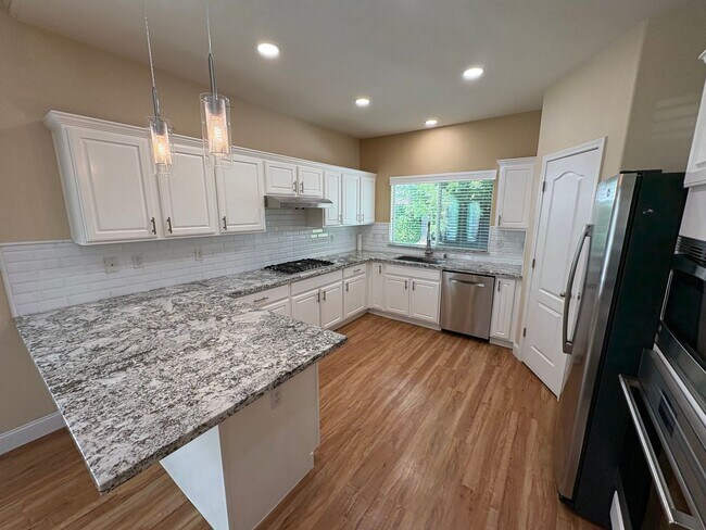 Building Photo - NW Visalia Available Now!