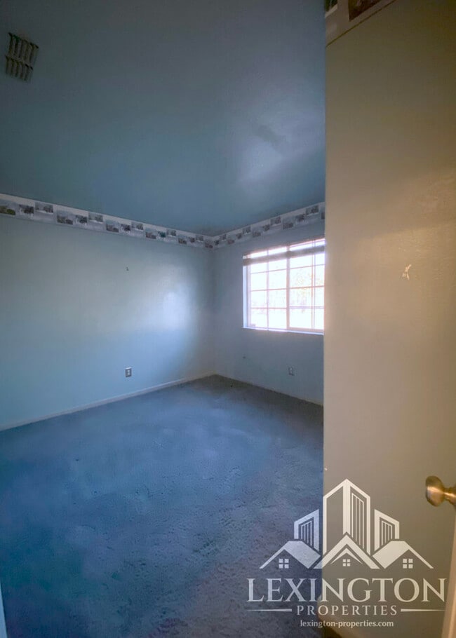 Building Photo - Beautiful, Spacious, 3-Bed 2-Bath Home available in Roseville!