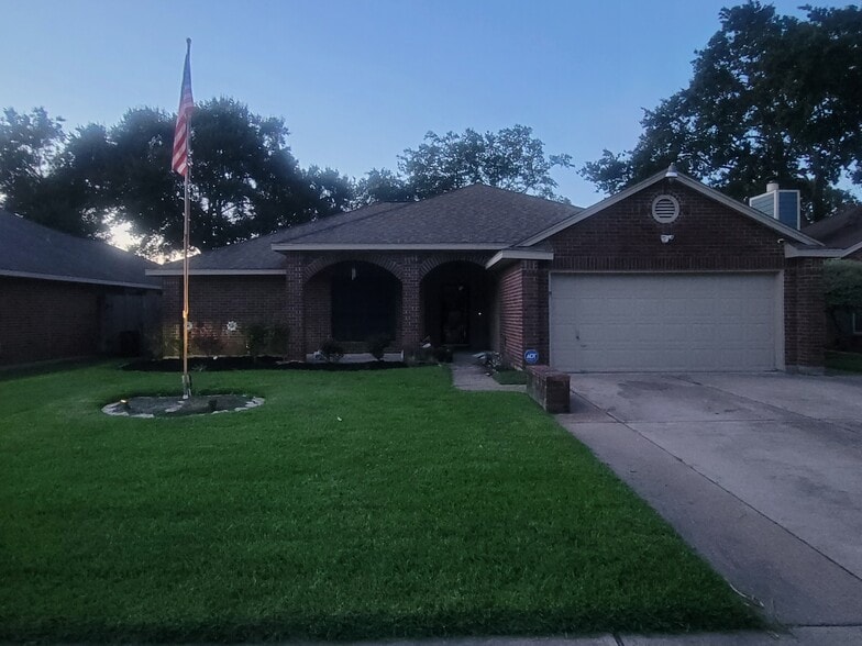 Primary Photo - 2220 Castle Dr