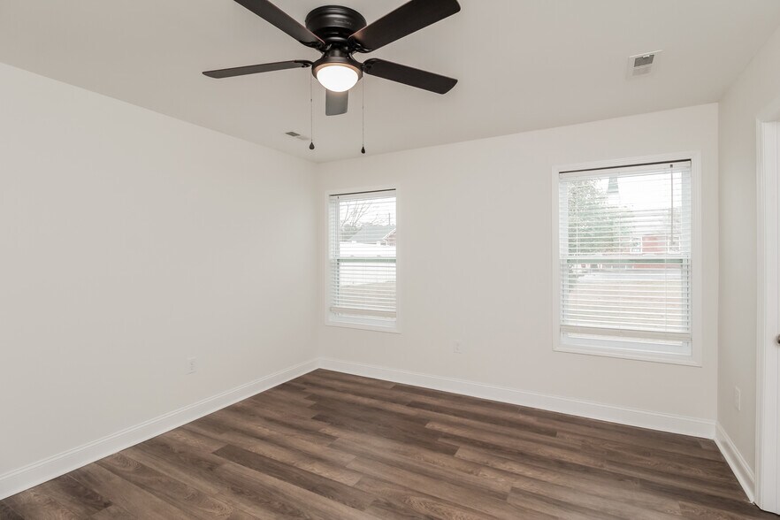 Building Photo - 36 Oak St