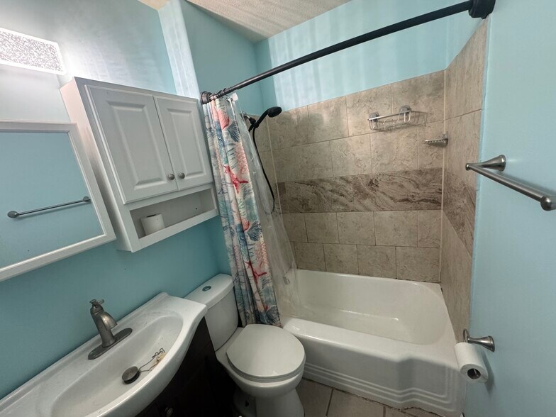 Building Photo - 2116 S Gold St