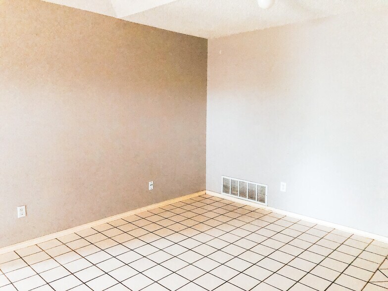 Building Photo - 6104 7th Dr