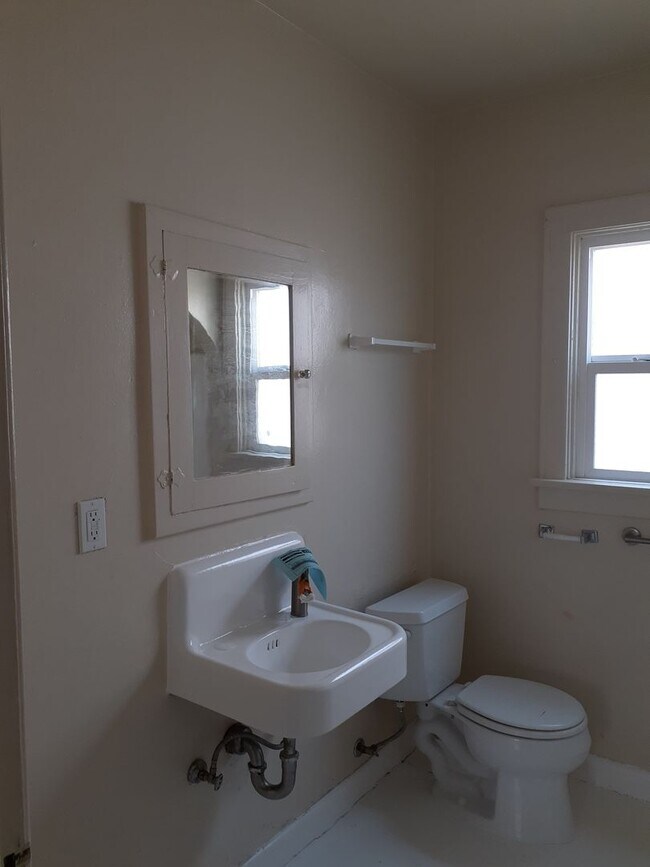 Building Photo - Great 3 Bedroom Home Located in Normal Hei...
