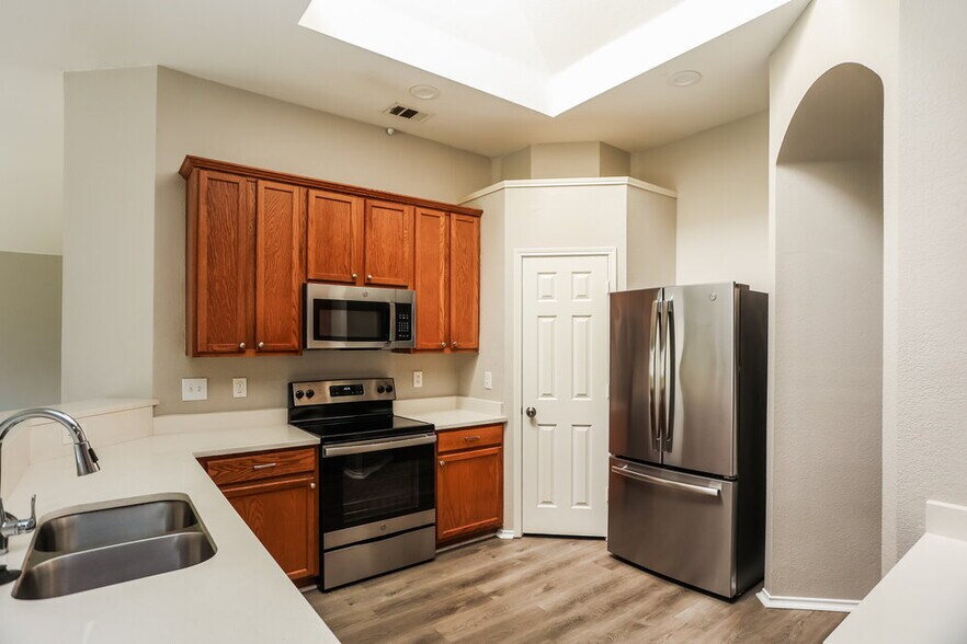 Building Photo - 9113 Nightingale Dr