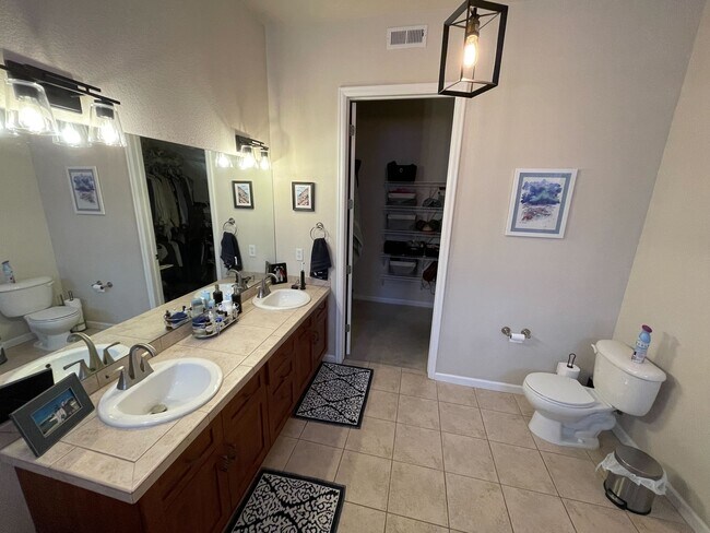 Master bathroom - 2100 N Humboldt St