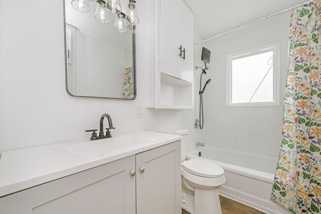 Building Photo - Two bedroom house for lease