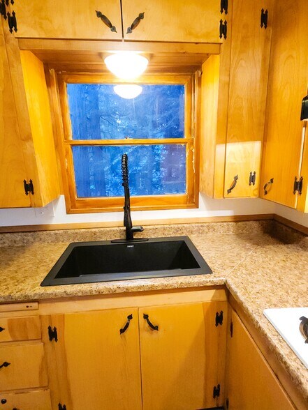 Building Photo - 865 Bear Springs Rd