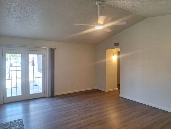 Building Photo - 3944-3946 Queens Ct