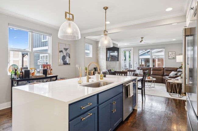 Building Photo - 6216B California Ave