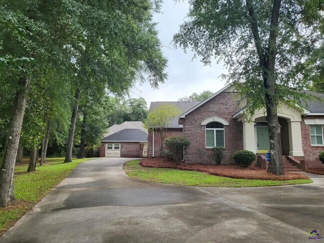 Building Photo - 406 Royal Crest Cir