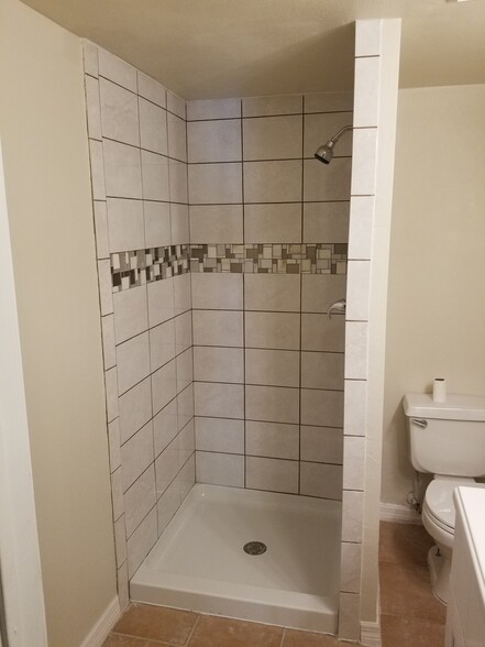 bathroom - 911 W Portage St