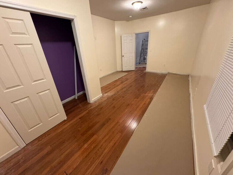 Building Photo - 209 21st St