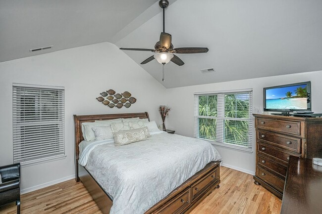 Building Photo - Gorgeous 4 BR/2BA Marshfront Home With Cre...