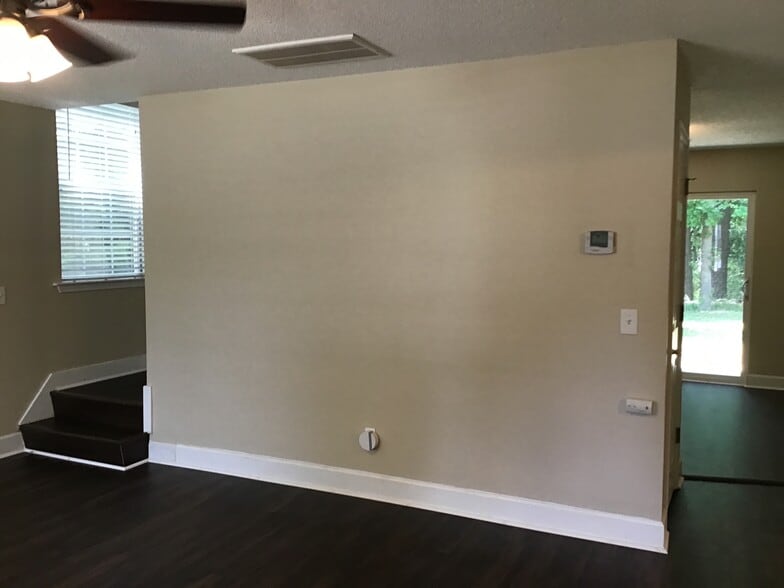 Building Photo - 634 Coopers Ln N