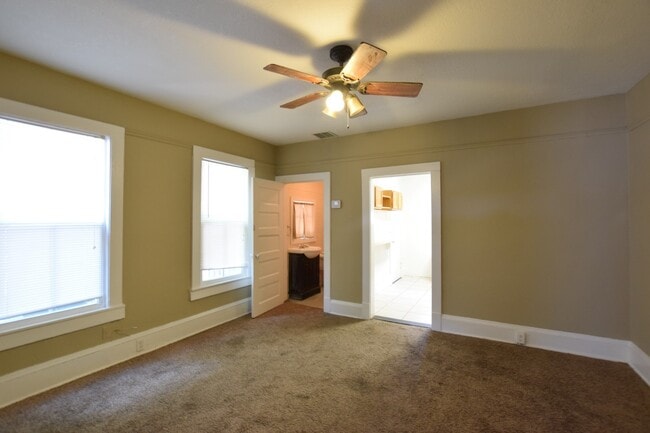 Building Photo - Charming 3 Bed 1.5 Bath Town Home for Rent...