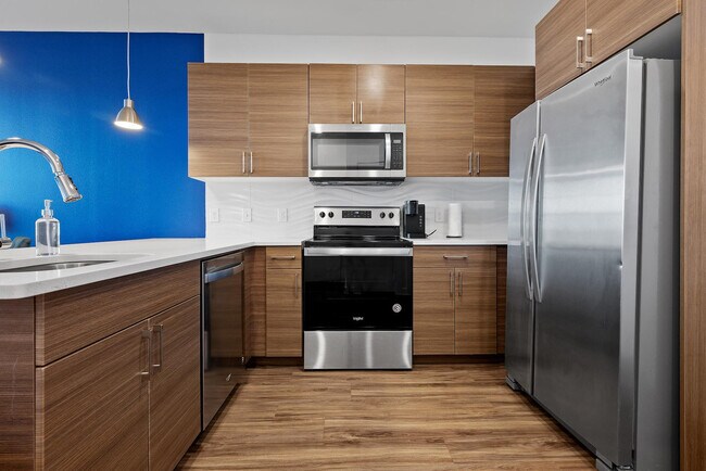 Building Photo - 2425 E Riverside Dr