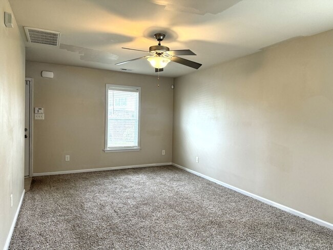 Building Photo - End Unit! Screened Porch!