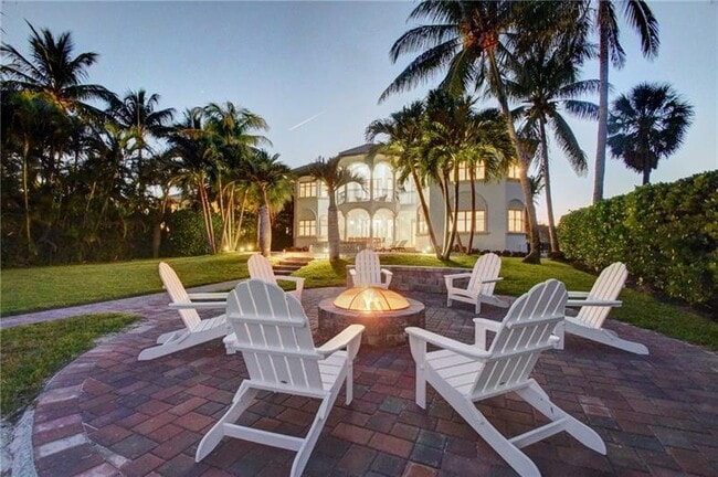 Building Photo - 1320 S Lakeside Dr