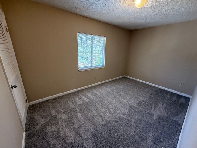 Building Photo - SS-114 Nelson St