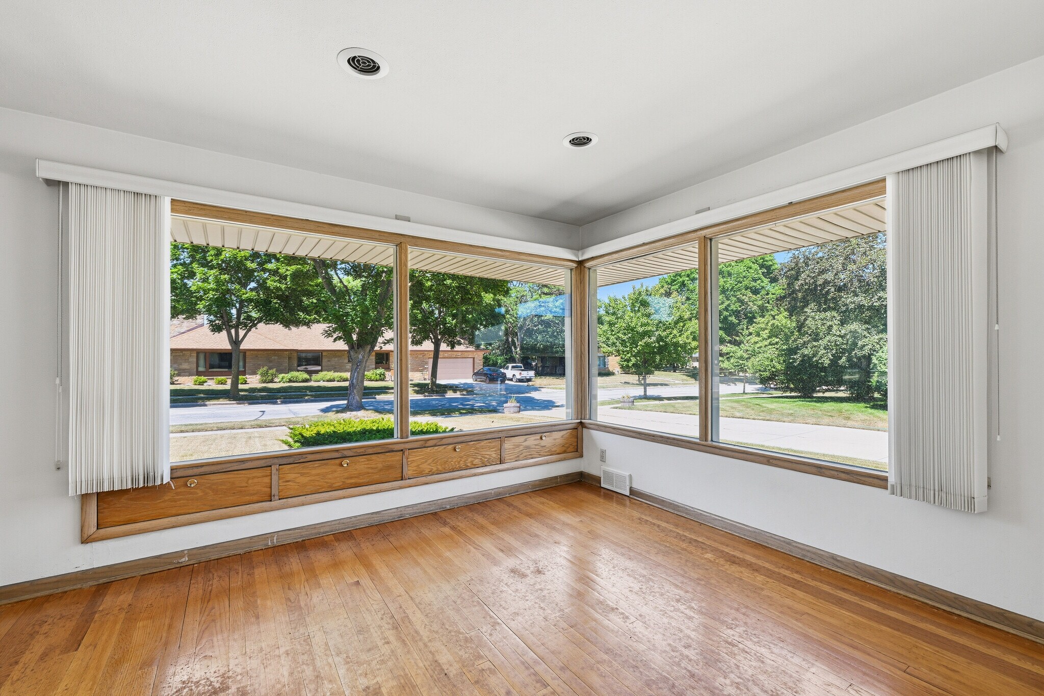 Building Photo - 728 N 74th St