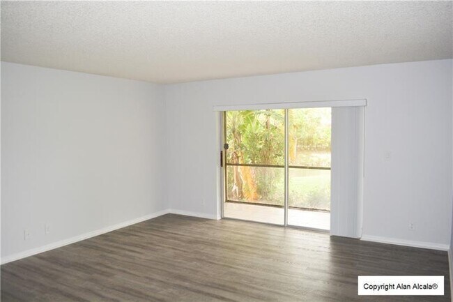 Building Photo - 709 Gardens Dr