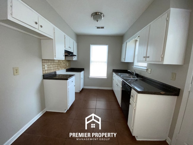 Building Photo - Charming 3BR Memphis Home with Hardwood Floors, Back Porch & Fenced Yard