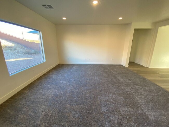 Building Photo - Beautiful 3 Bedroom Single Level Home in S...