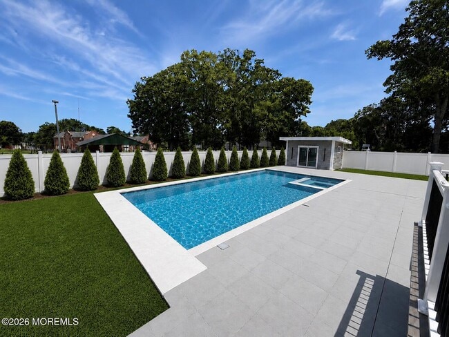 Building Photo - 19 Roslyn Dr