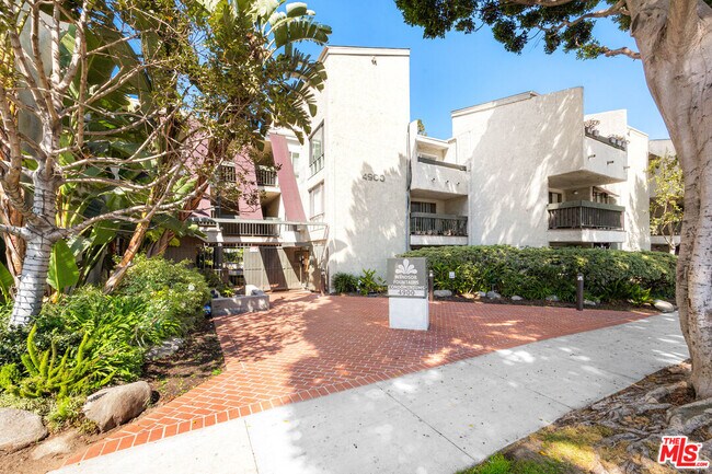 Building Photo - 4900 Overland Ave