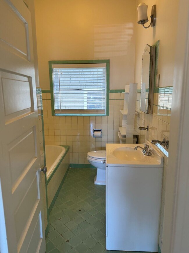 Building Photo - Remodeled 2bed/2bath HOME IN MIDTOWN! CENT...