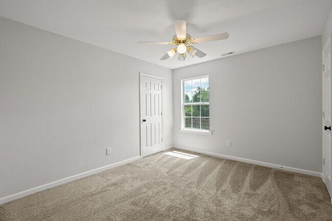 Building Photo - 142 Bremerton Dr SW