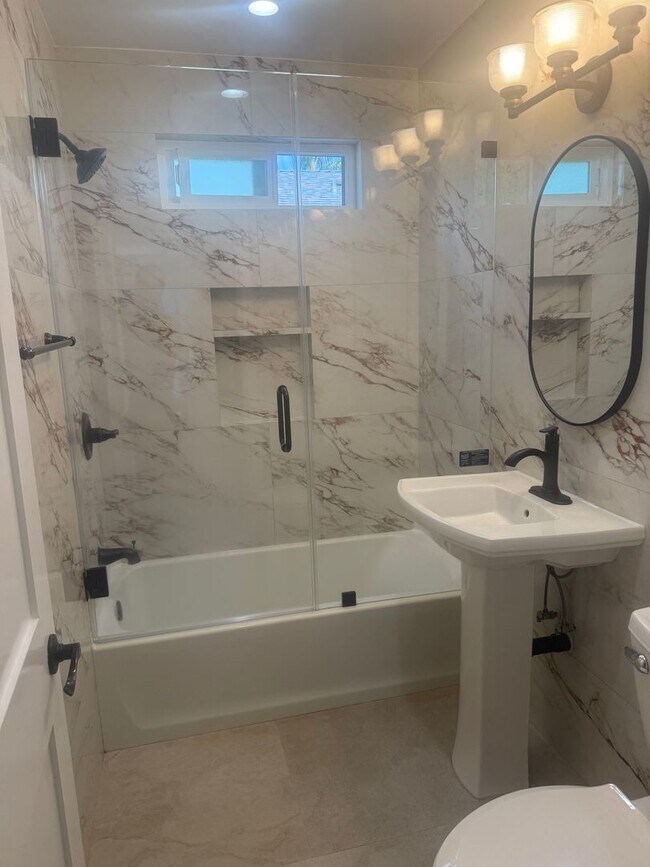 Building Photo - AWESOME COMPLETELY REMODELED 2 BEDROOM 1.5 BATH UNIT