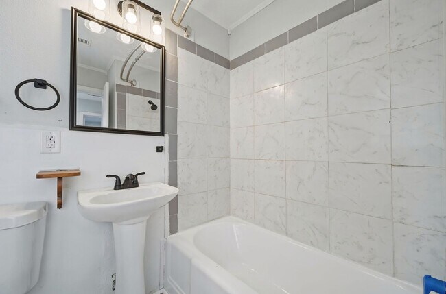 Building Photo - 1512 Rolfe Pl