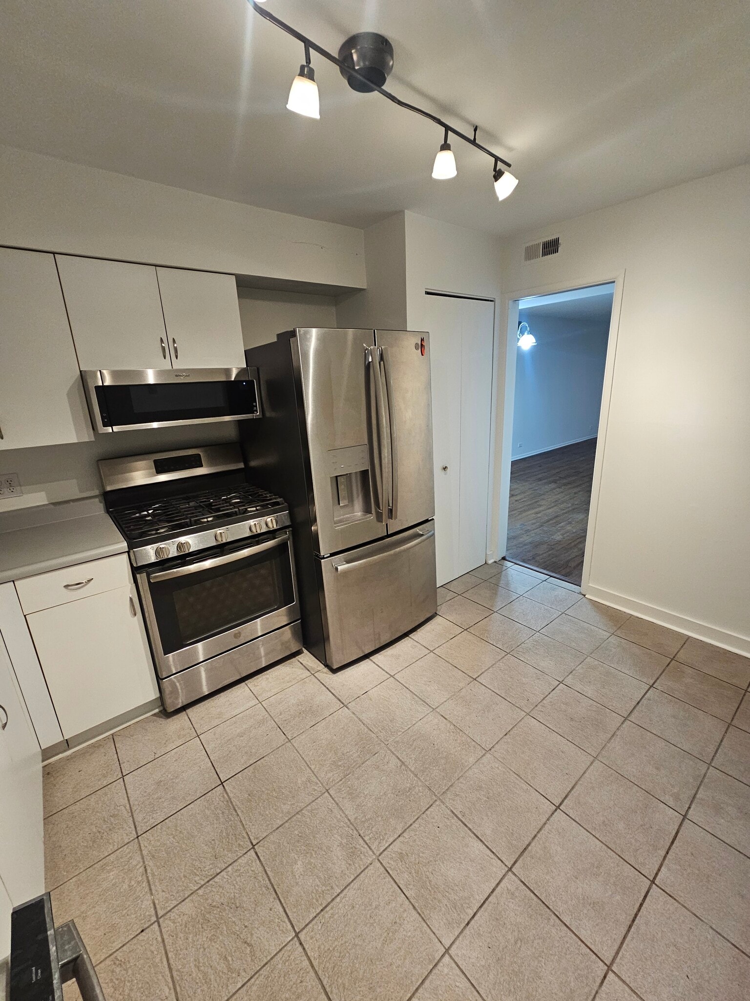 Building Photo - 146 Green Bay Rd