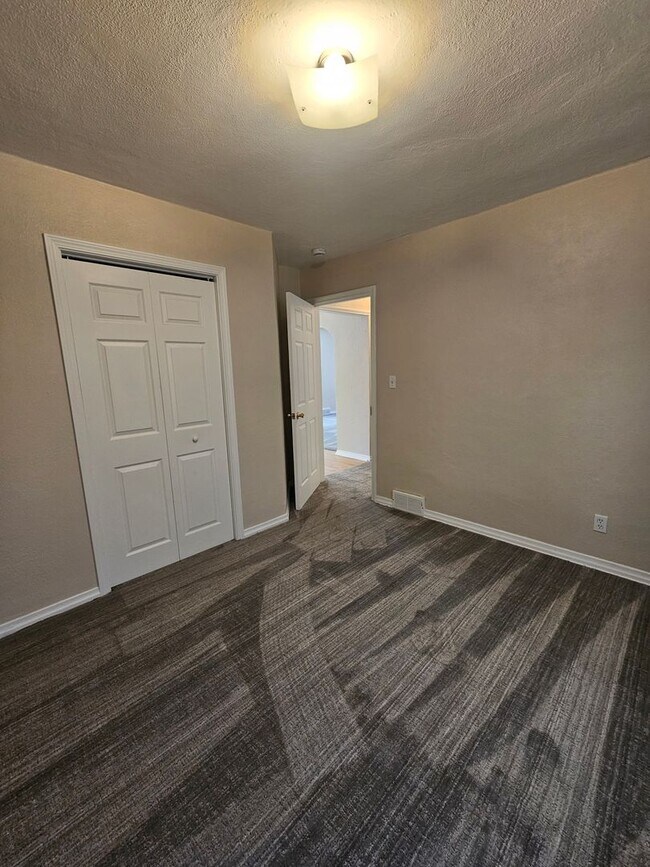 Building Photo - 606 Haines Ave