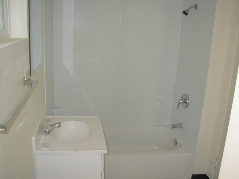 Main Bathroom - 7187 N Fiske Ave