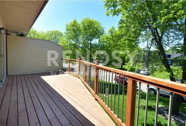 Building Photo - Available July 6th 2 Bedroom 2 Bath Townhome in Woodbury
