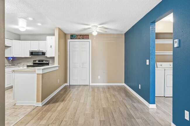 Building Photo - Move in Ready 2bed 2bath in Cherry Creek Schools