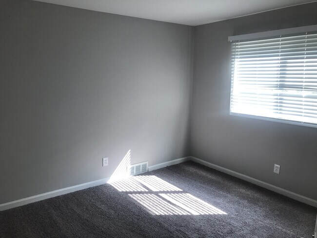 Building Photo - Pet Friendly, Renovated Home in Fox School...