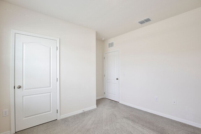 Building Photo - Beautiful 4 Bedroom, 2 bath home is Available for Rent in the Forest Lake Community!