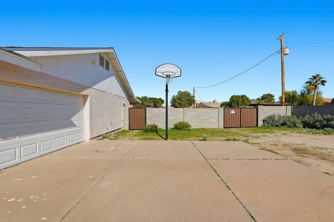 Building Photo - 7016 E Menlo St