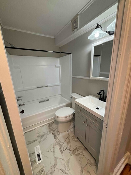 Building Photo - 790 Rappohack Dr